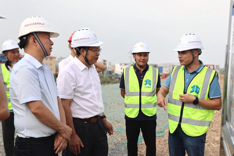 覃炳賢(前排左二)一行到吳大高速機場連接線調研.JPG